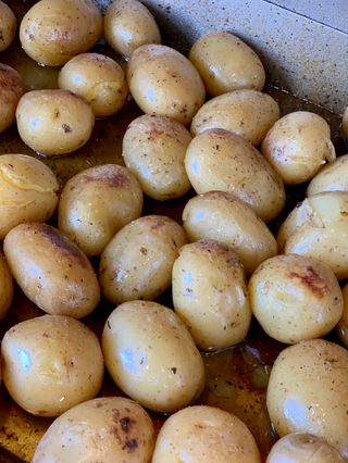 1 patata al caliu ( asada en la máquina con los pollos )