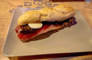 Bocata De Jamón Con Setas Y Queso