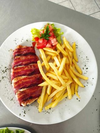 Piletina u slanini punjena fetom