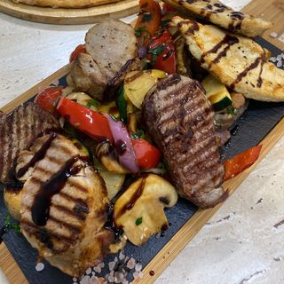 Mix de carne si legume la gratar