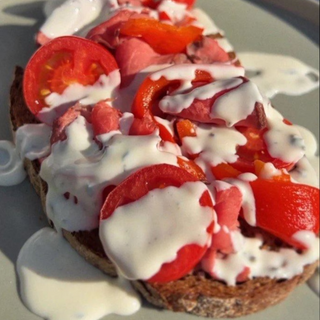  Брускетта з ростбифом та соусом Блючіз