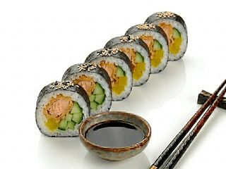 Futomaki z łososiem w tempurze 6 szt (200g)