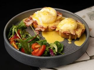 ЯЙЦЯ БЕНЕДИКТ З БЕКОНОМ