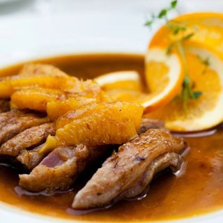 PATO ASADO CON SALSA NARANJA