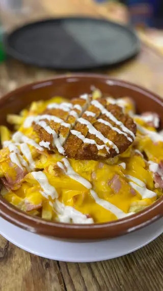 Patatas cheddar bacon con pollo crispy 