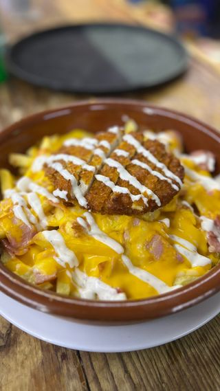 Patatas cheddar bacon con pollo crispy 