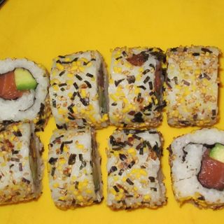 Uramaki Atún Cocido Y Aguacate Relleno De Furikake (8 Pzs.)