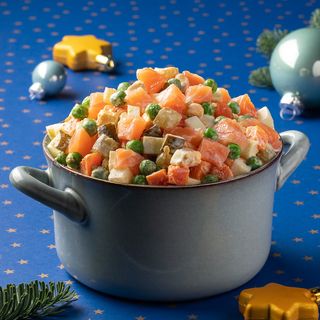 Пів кіло олів'є з лососем