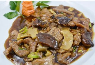 Ternera con bambú y setas chinas