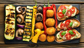 Platou ''vegetarian'' + crochete de cartofi