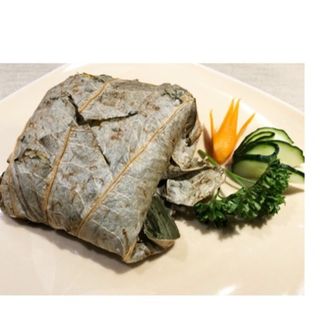 Risotto alla pescatora nella foglia di loto