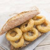 Bocadillo de rabas de calamar con alioli