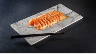 Tataki De Salmón Spicy Ikura (9 Cortes)