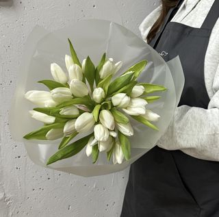 27 білих тюльпанів