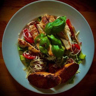 Sałatka z Grillowanym Camembertem 