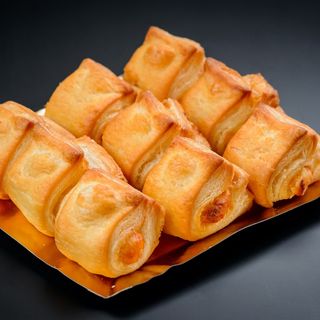 Platou cu pateuri cu brânză sărată