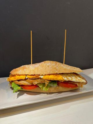 Bocao De Lomo Con Huevo