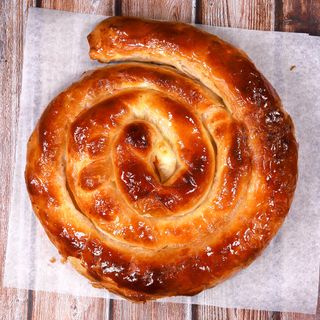 Традиционна баница със сирене и масло