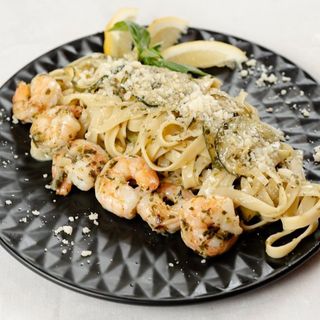 TAGLIATELLE Z KREWETKAMI W MAŚLANYM SOSIE