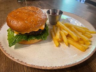 Бургер з телятиною та фрі (500г)