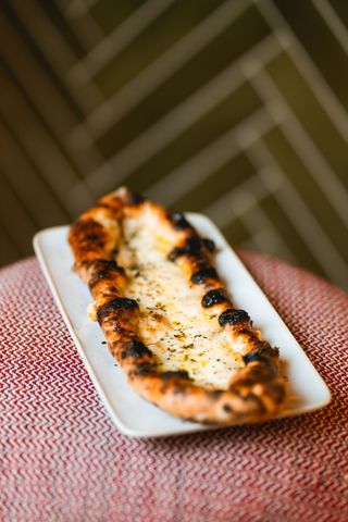 Pizza de Alho Clássica