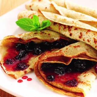 Clătite cu dulceață de cireșe