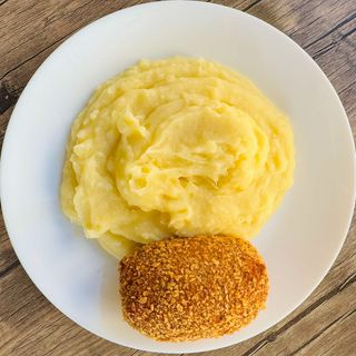 კიევური კოტლეტი პიურეს გარნირით