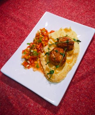 Биточки із кроля з вершковим картопляним пюре (450г)