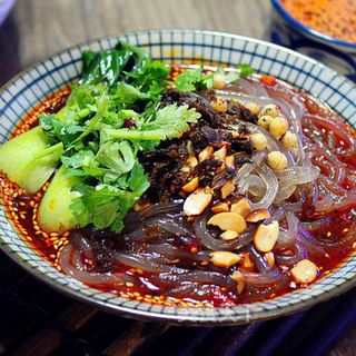 Spaghetti di soia in brodo agro piccante