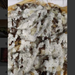 Patatas con queso, carne y salsa de yogurt