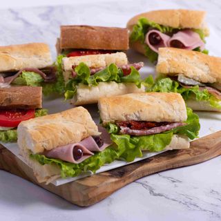 Мини сандвичи в различни варианти кутия от 18 бр. по предварителна заявка.