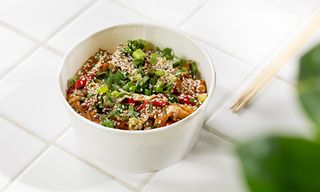 ღორის ხორცი ტკბილ-ცხარე სოუსით, ხორბლის ნუდლსით