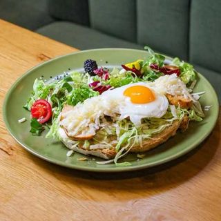 Tosta de Frango Grelhado e Bacon Ovo Estrelado