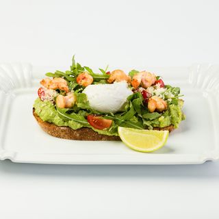 Авокадо тост із креветкою та яйцем пашот