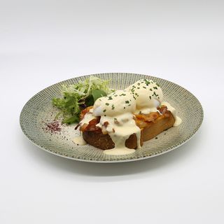 Benedict cu bacon și cheddar