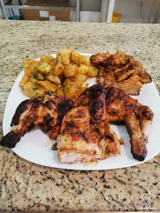 Pollo a La Brasa con papas naturales.