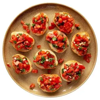 Bruschetta Con Tomate, Mozzarella, Ajo Y Albahaca
