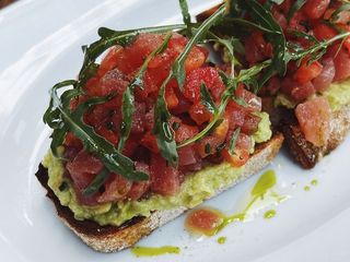 Брускета: тунець, авокадо (210g)