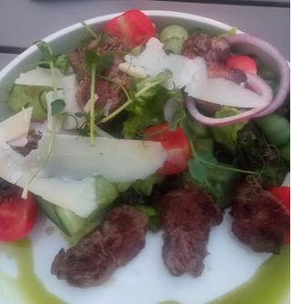 Sałaty z grillowaną wołowiną