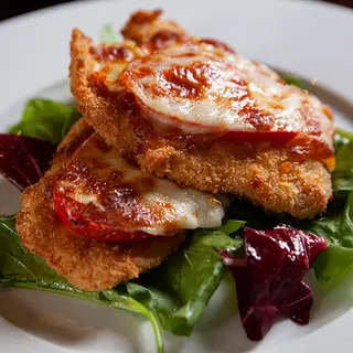 Pechuga de Pollo alla Parmigiana Empanada con Mozzarella y Tomate