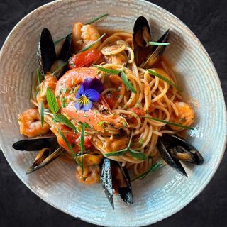 Spaghete cu fructe de mare in sos rosu