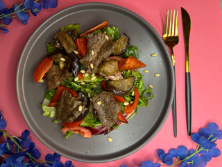 Салат пікантний з телятиною та овочами гриль 270 г