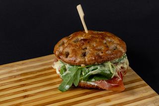 Focaccia farcita tonda con crudo e stracciatella