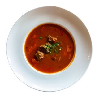 Czernina z szarymi kluskami i wiśniami