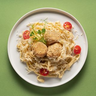 Паста з мітболами у вершках