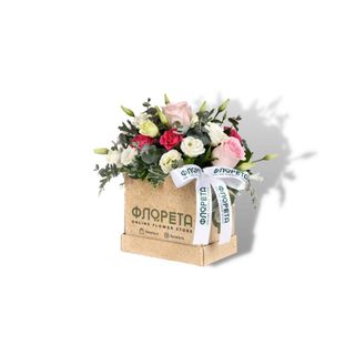 Cvetni aranžman u kutiji - Ruže i Lizijantus 01