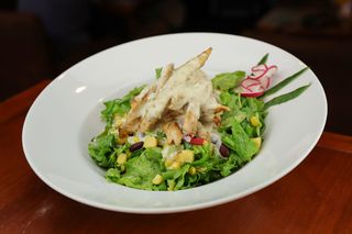 Salata sa ćuretinom i toplom gorgonzolom