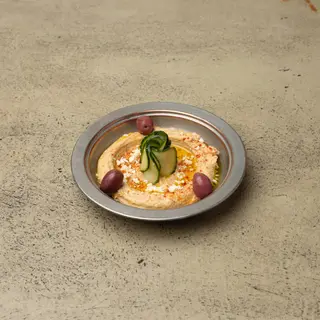 Hummus, feta y pepinillos