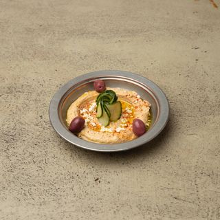 Hummus, feta y pepinillos
