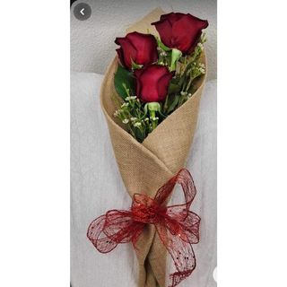 სამი წითელი ვარდის კომპოზიცია